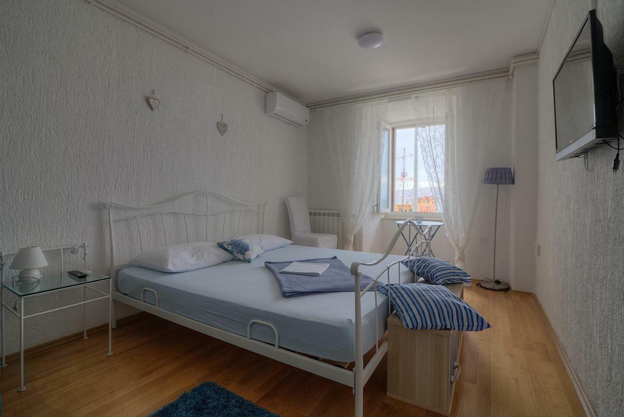 Apartments & Rooms Josephine セニ エクステリア 写真