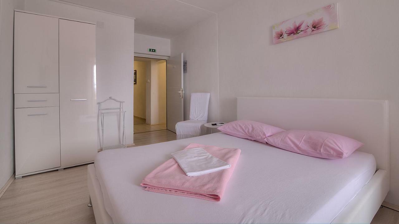 Apartments & Rooms Josephine セニ エクステリア 写真
