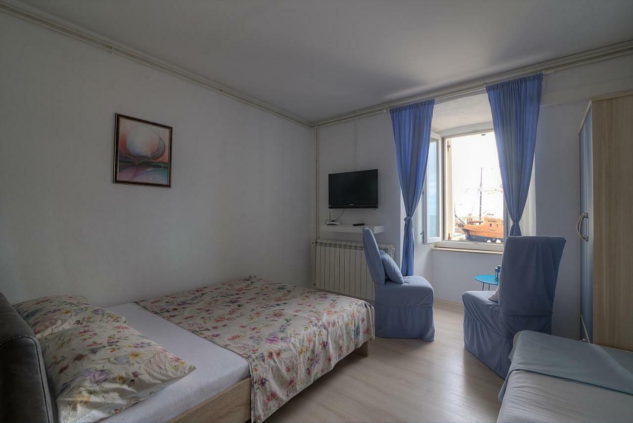 Apartments & Rooms Josephine セニ エクステリア 写真