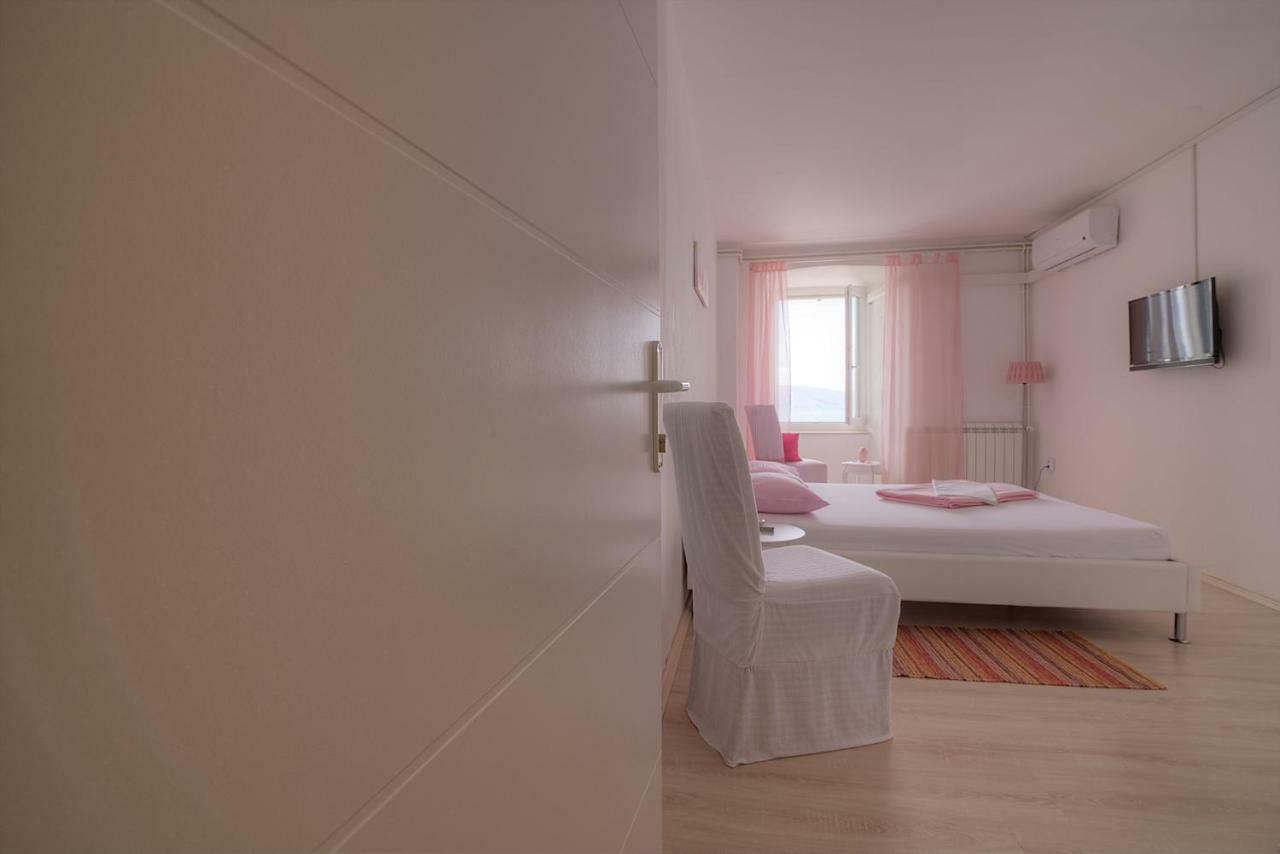Apartments & Rooms Josephine セニ エクステリア 写真