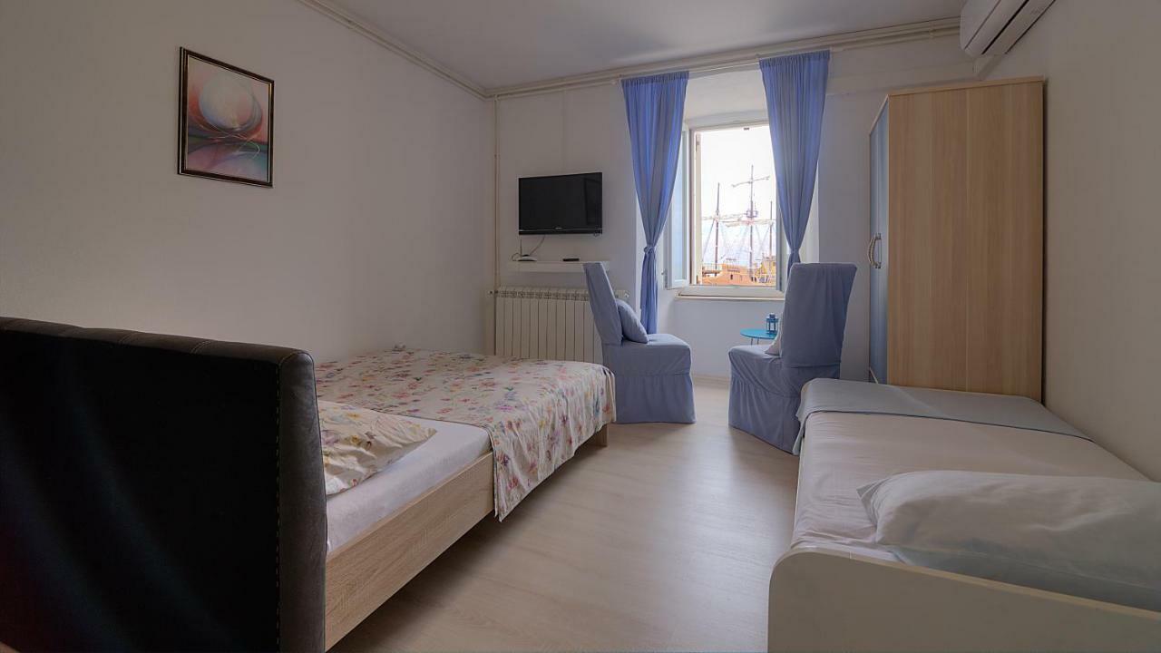 Apartments & Rooms Josephine セニ エクステリア 写真